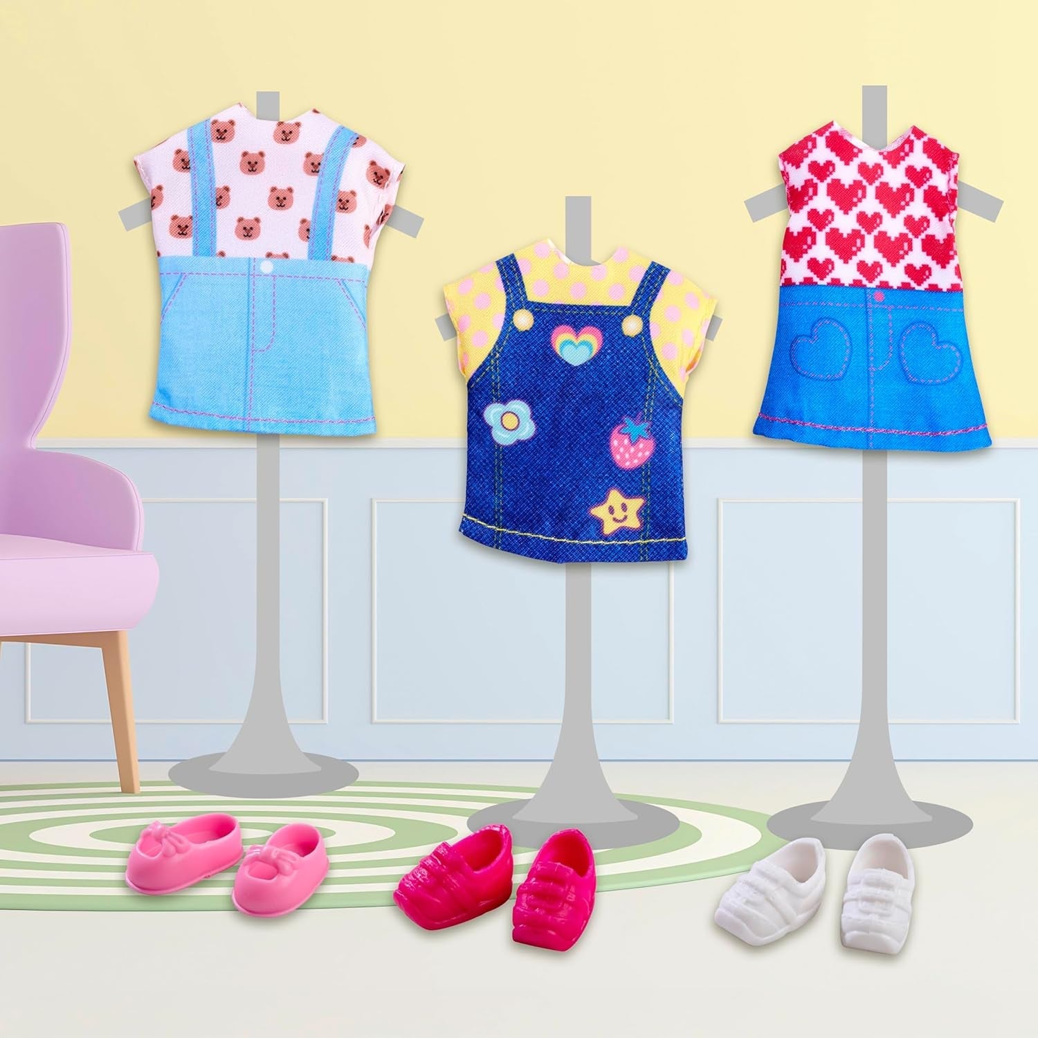 Simba Evi Love Fashion, o păpușă purtând o rochie drăguță din denim, inclusiv alte două ținute cu imprimeuri adorabile și adidași, 12 cm, vârste 3+