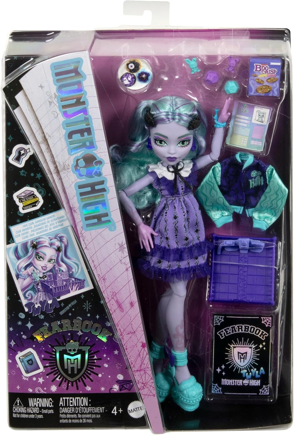 Monster High Fearbook Twyla Set aus Puppe und Zubehör mit Filmclub-Thema, Collegejacke, Jahrbuch, Brettspiel und Keksen, HXW31
