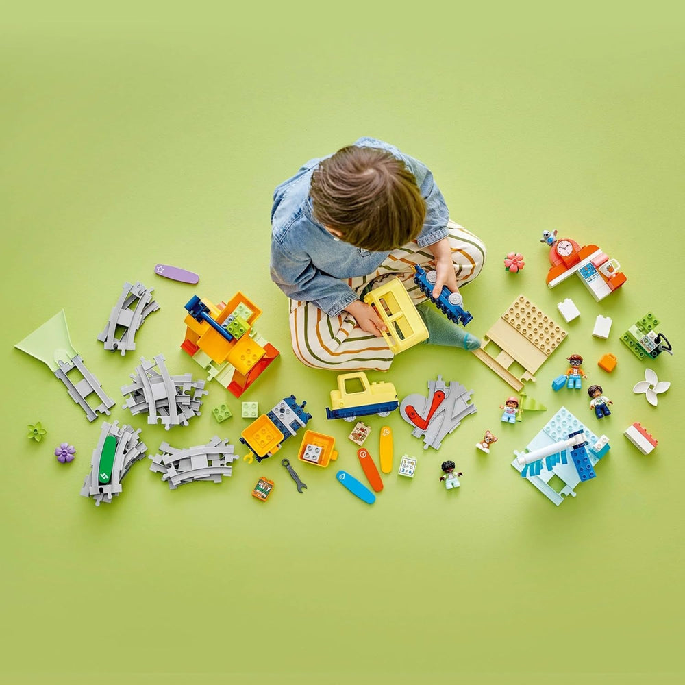 LEGO DUPLO Große interaktive Eisenbahn -Lernspielzeug für Kleinkinder ab 3 Jahren – inkl. Schieb-und-los-Zug mit Licht und Sound, 16 Gleisstücke & 4 Figuren – Geschenk für Jungen & Mädchen - 10428