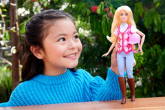 Barbie Puppe Malibu“ und Zubehör von Barbie Mysteries: Das geheimnisvolle Pferdeabenteuer“, inklusive Modepuppe, abnehmbarem Reitoutfit und Helm, HXJ38
