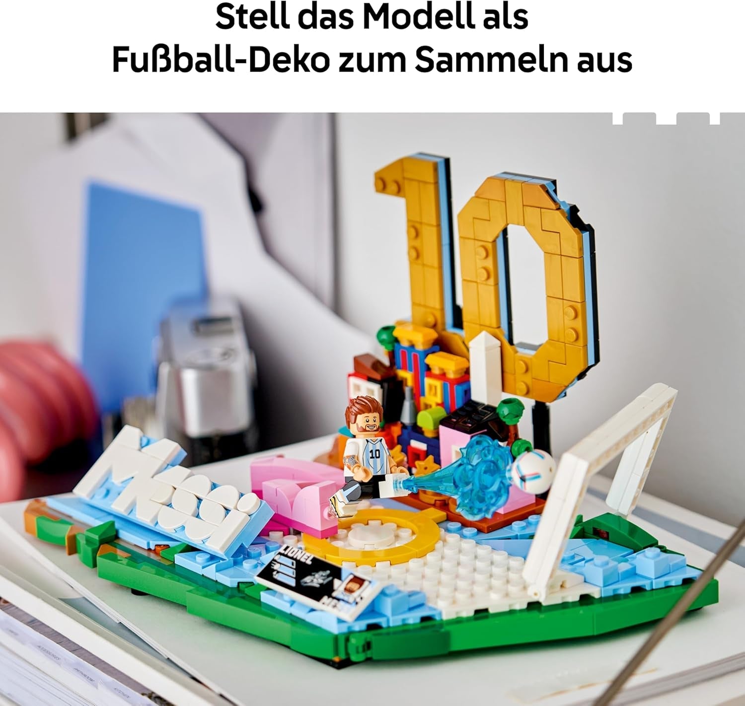 LEGO Editions Lionel Messi – Fußball-Highlights Spielzeug - 3D Modellbau mit Minifigur zum Sammeln - Kinderzimmer Deko - Geschenk für Jungen, Mädchen ab 10 Jahren und Erwachsene Sportfans - 43011