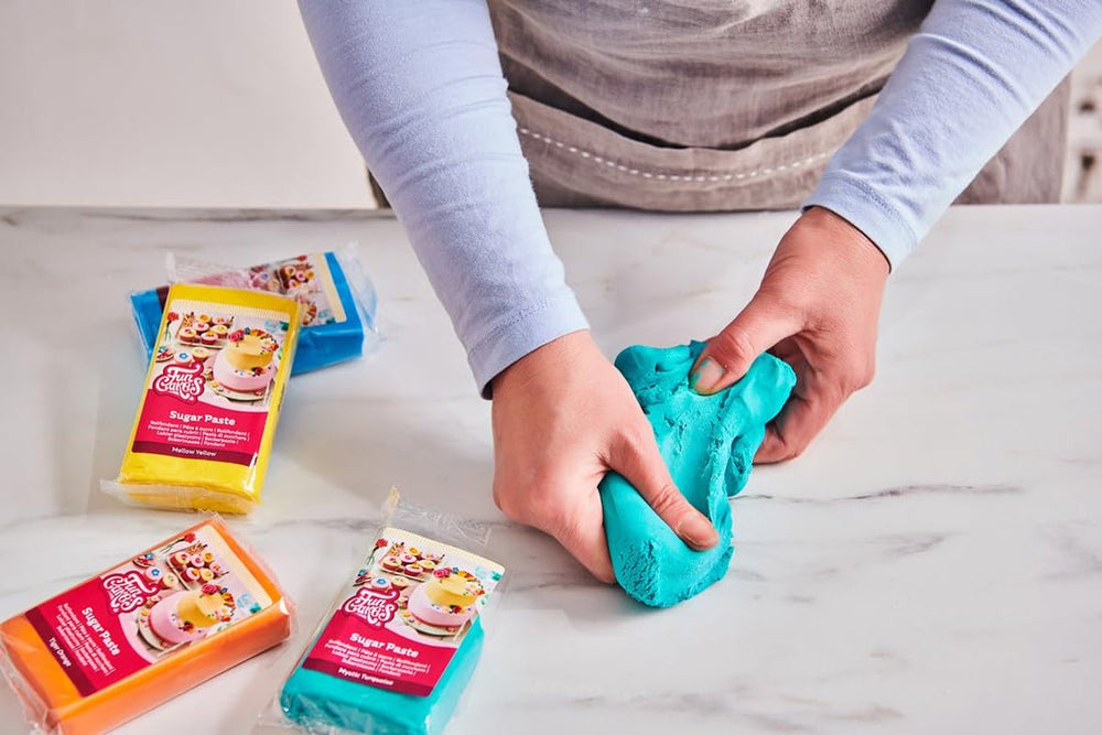 FunCakes Roll Fondant Bright White: Ușor de folosit, neted, flexibil, moale și pliabil, perfect pentru decorarea prăjiturilor, halal, kosher și fără gluten. 5 kg (2 Ã- 2,5 kg) Pasta de zahar Naty Shop