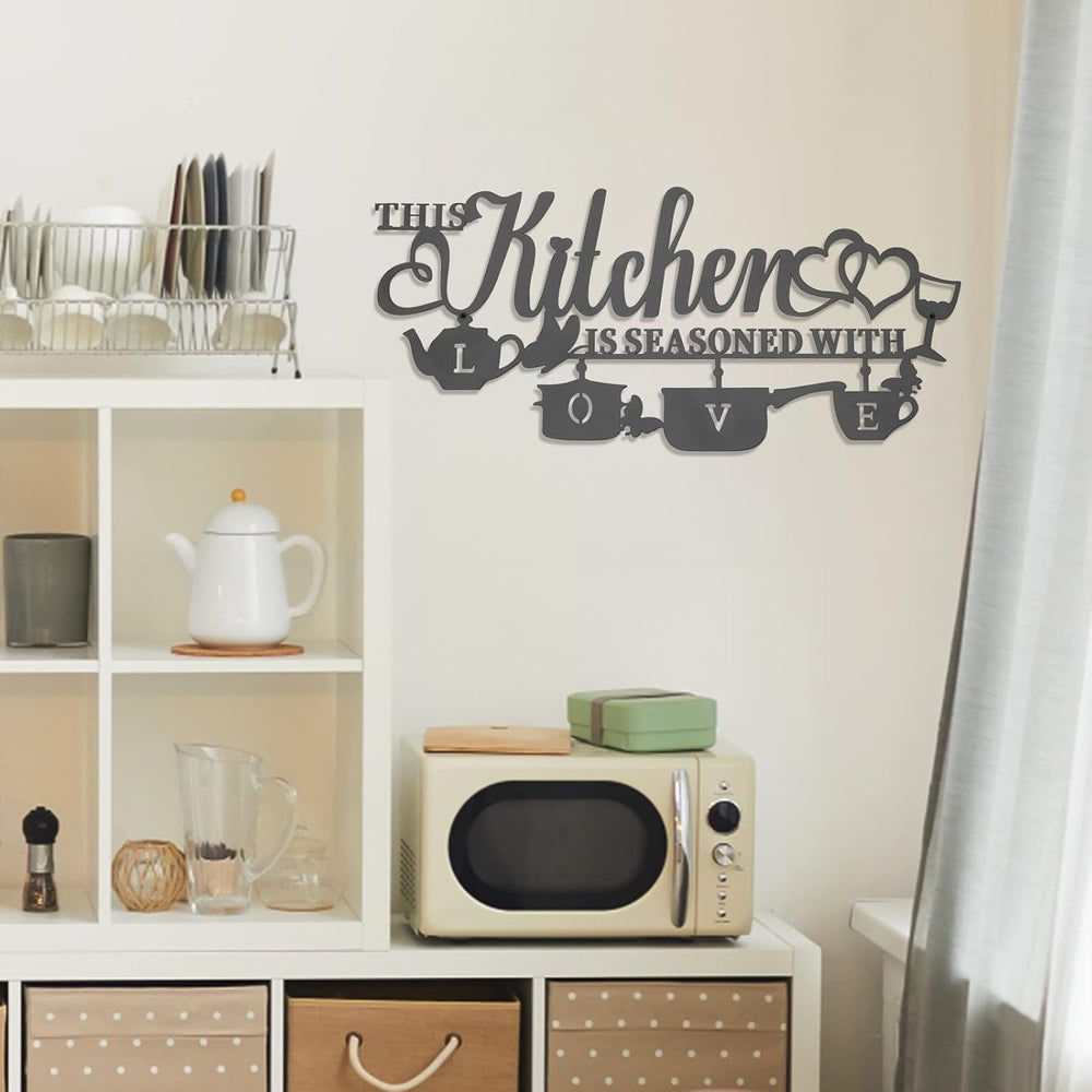 KHayRovies decor de perete pentru bucătărie, metal, inscripție "Această bucătărie este condimentată cu dragoste", cuvânt negru cu placă de nume, litere de fier rustice, citate pentru bucătărie, fermă, sufragerie, Statuete si sculpturi Naty Shop