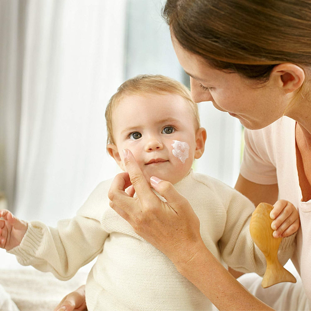WELEDA Organic Baby Calendula Face Cream - Cremă hidratantă cosmetică naturală cu ulei de migdale și ceară de albine pentru îngrijirea pielii uscate. Cremă naturală de îngrijire facială pentru bebeluși și copii (1x 50ml) Copii - Baie si Skincare Naty Shop